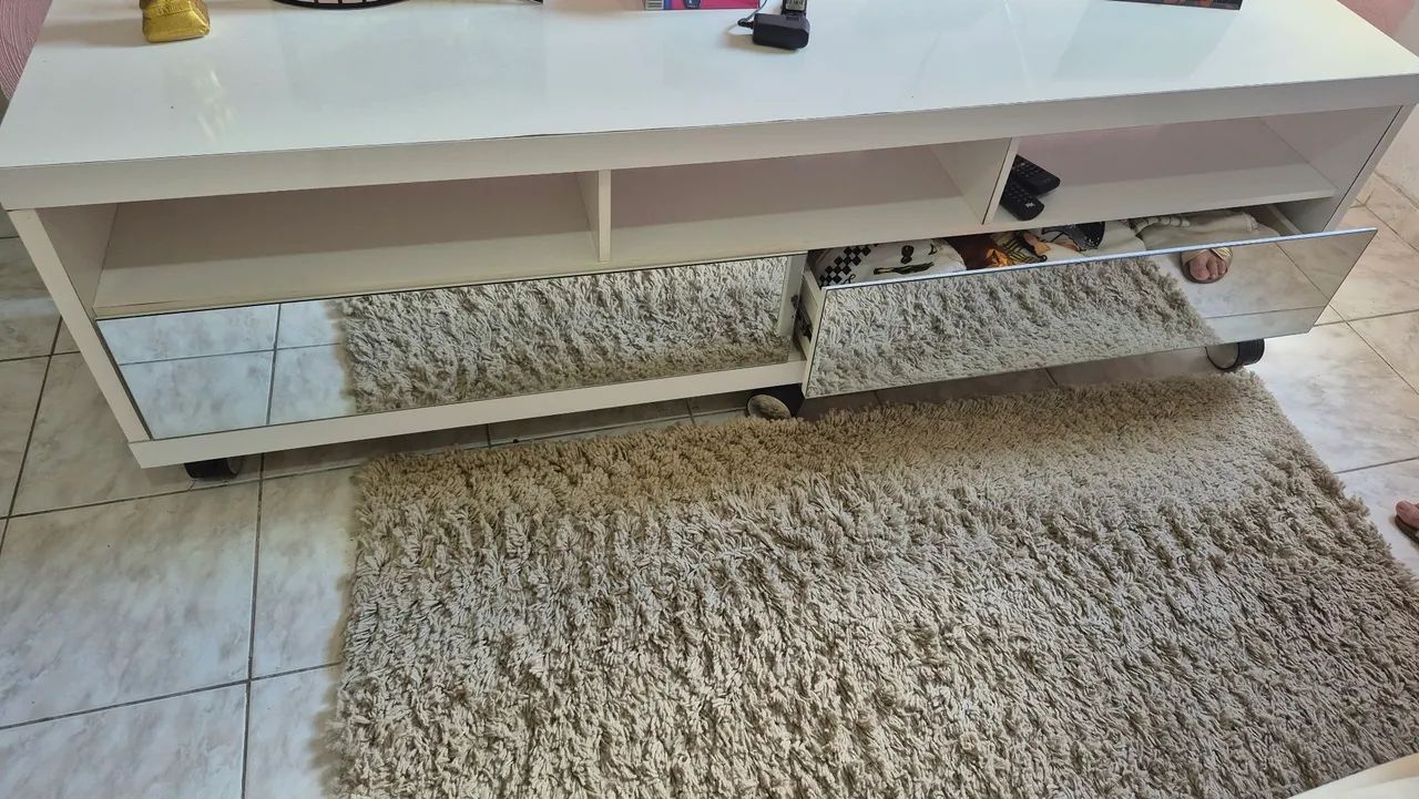 Rack de sala branco com espelho e rodízios 