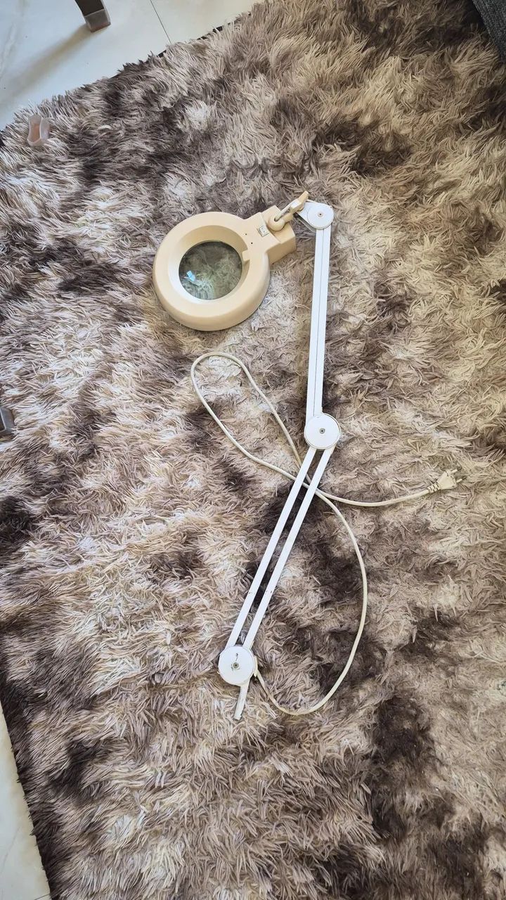 Vendo lupa de aumento com o Led funcionando perfeitamente.  Lupa de mesa/maca