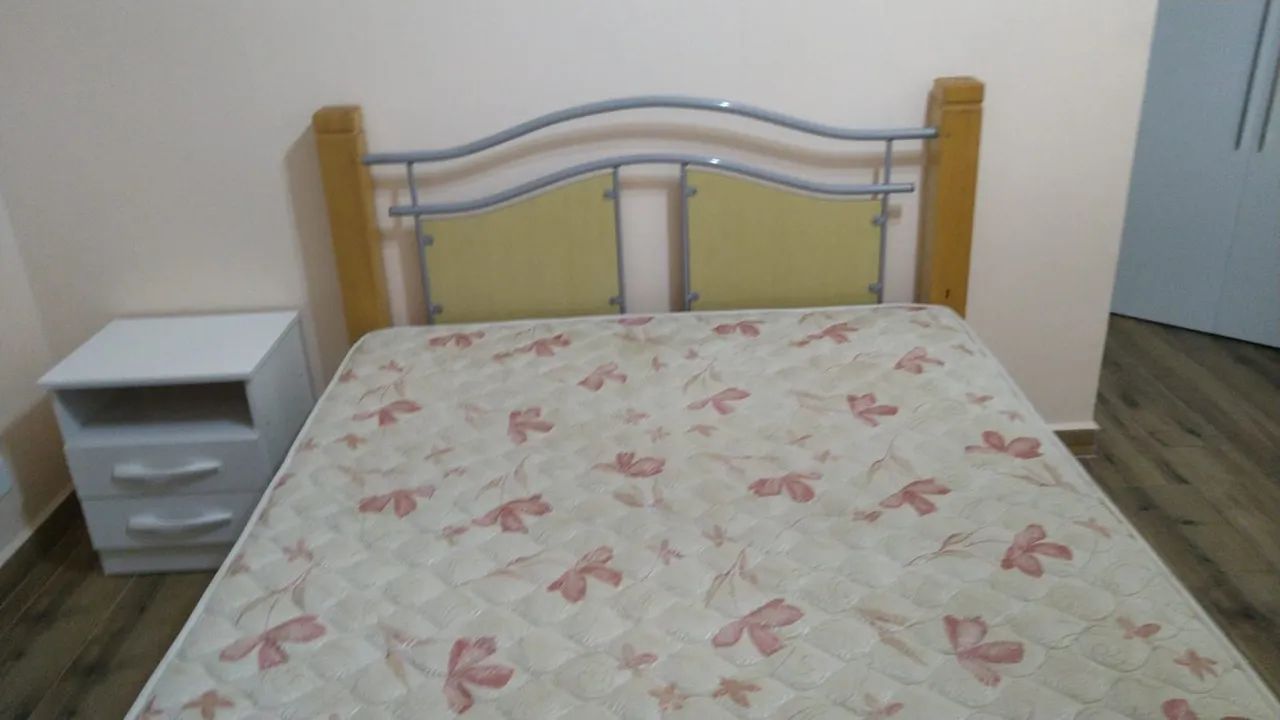 Cama de casal de madeira com colchão Americanflex D33