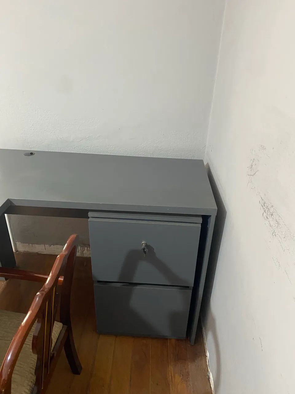 Escrivaninha em L cinza com gaveteiro  - Foto 3