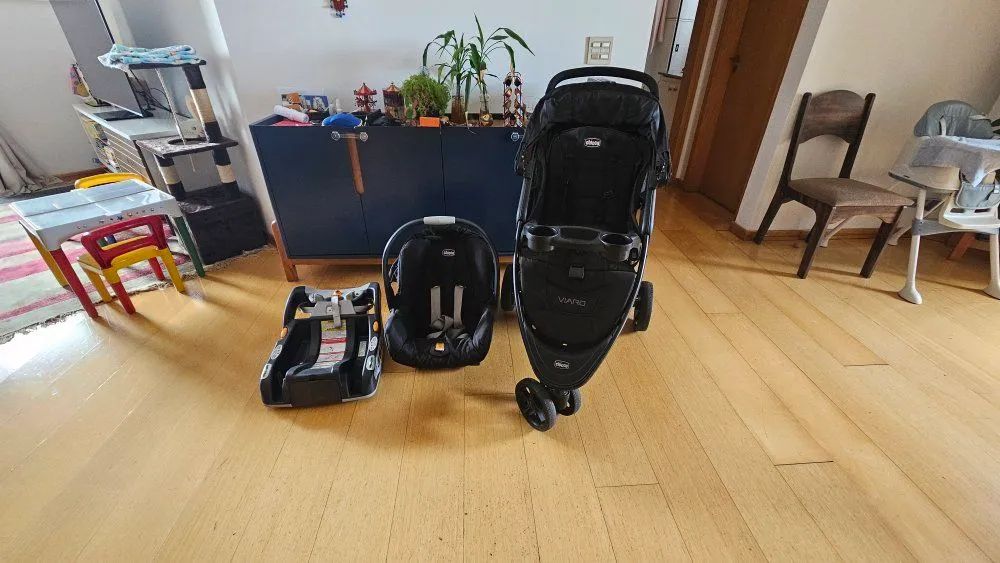 Carrinho Chicco Viaro Travel System com bebê conforto e base - Foto 4