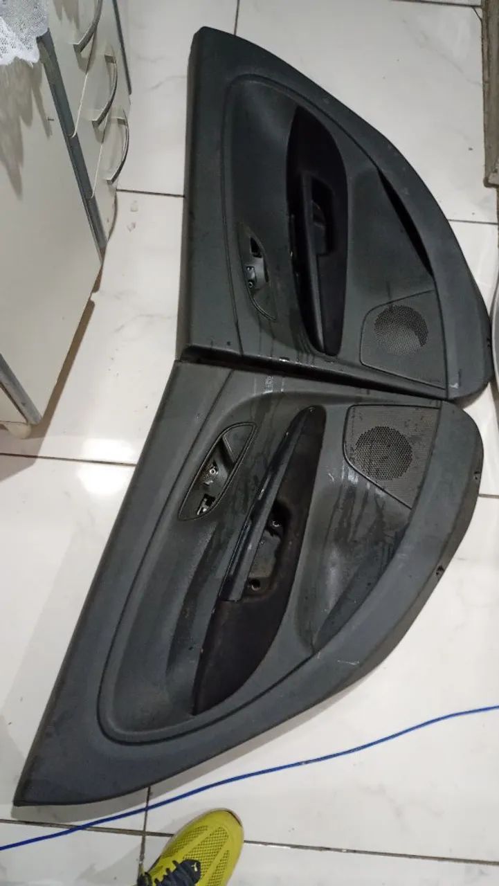 Peças das portas, acho que é Punto Fiat