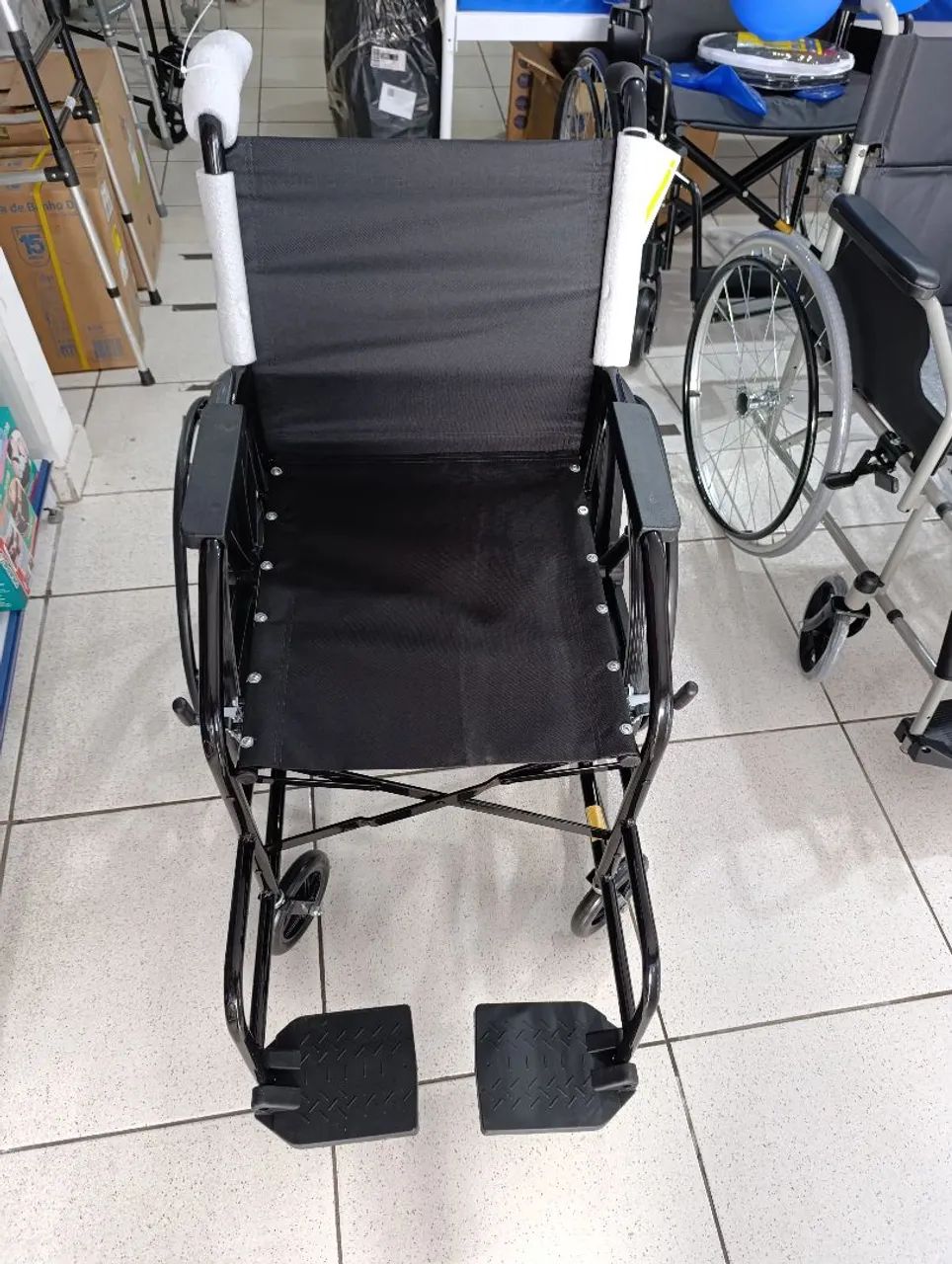 Cadeira de rodas simples pineu maciço 