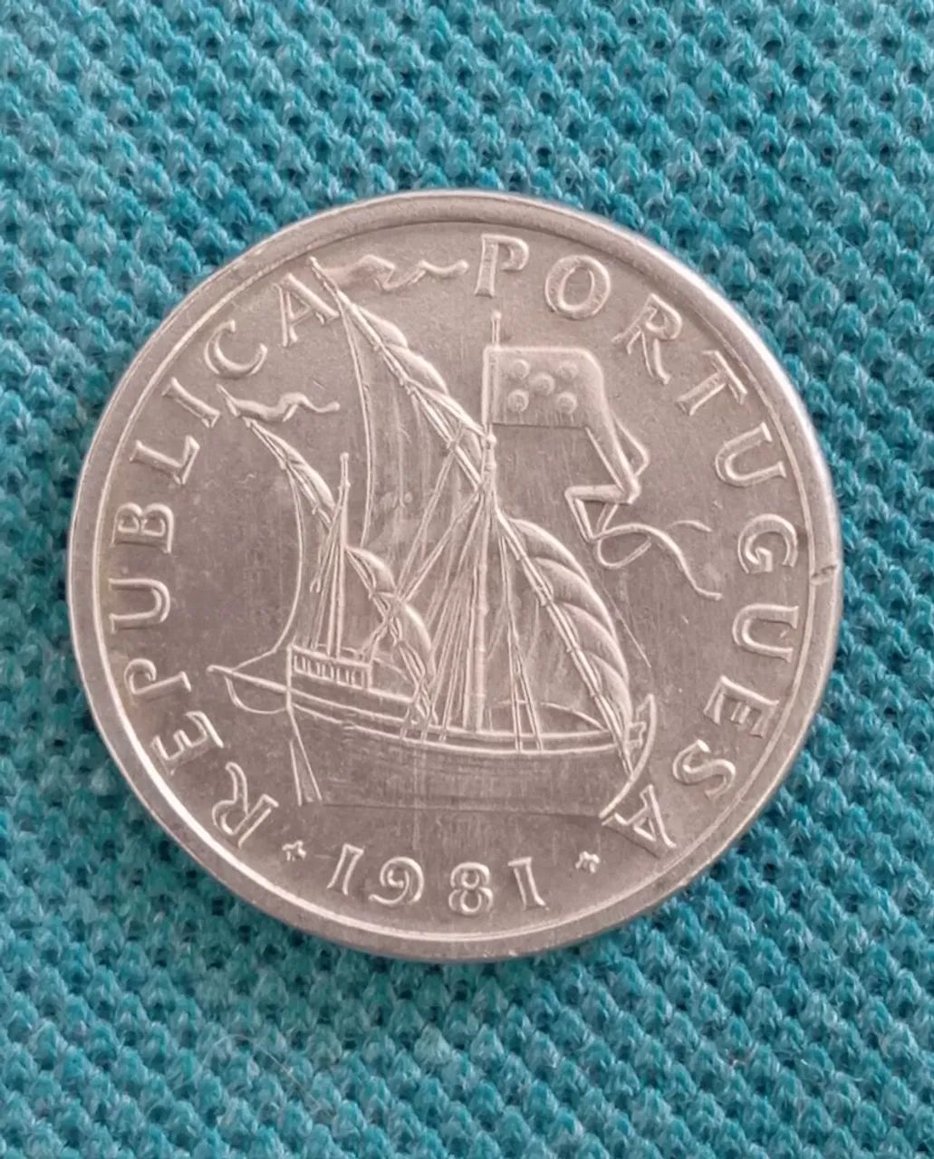 Moeda portuguesa 5 escudos em estado soberba 1981 - Foto 5