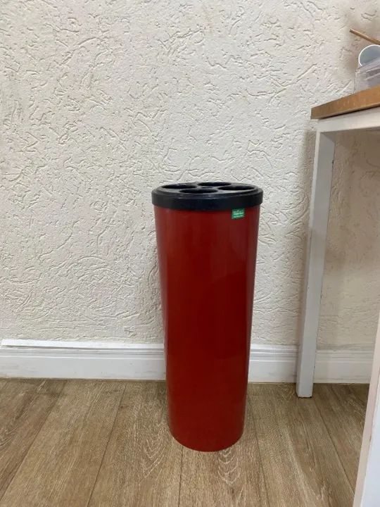 Lixeira De Copos Descartáveis Com 4 Tubos - Cor. Vermelho - Foto 3