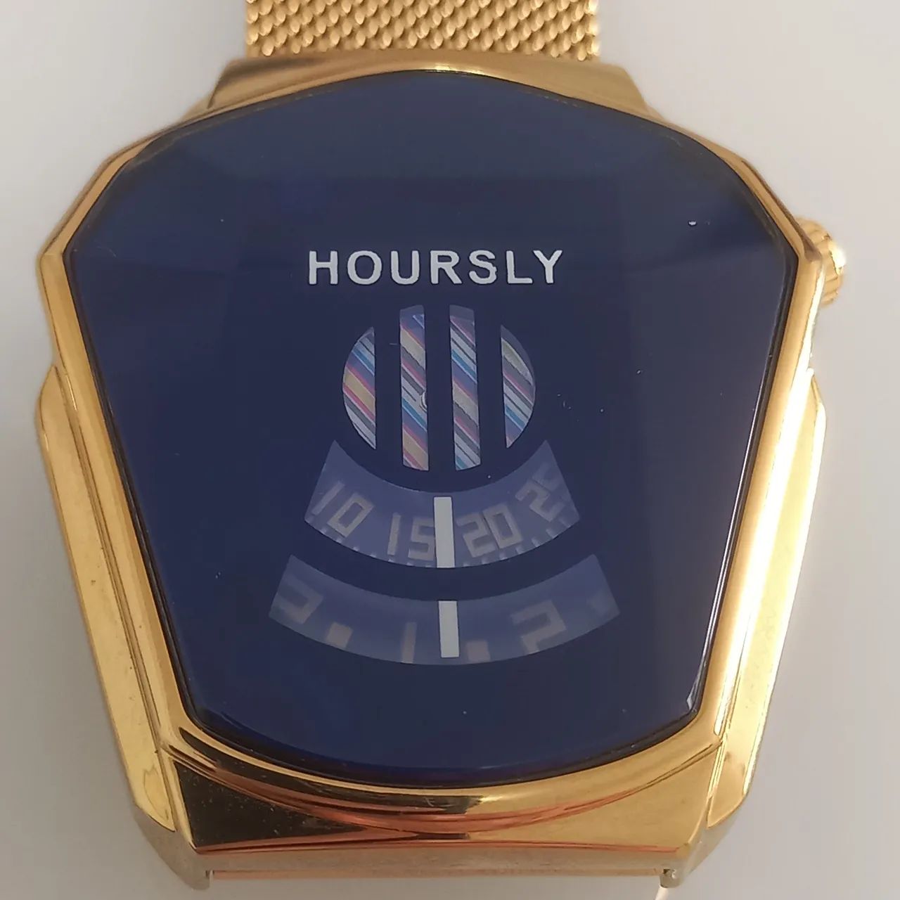 Relógio de pulso Hoursly dourado.
