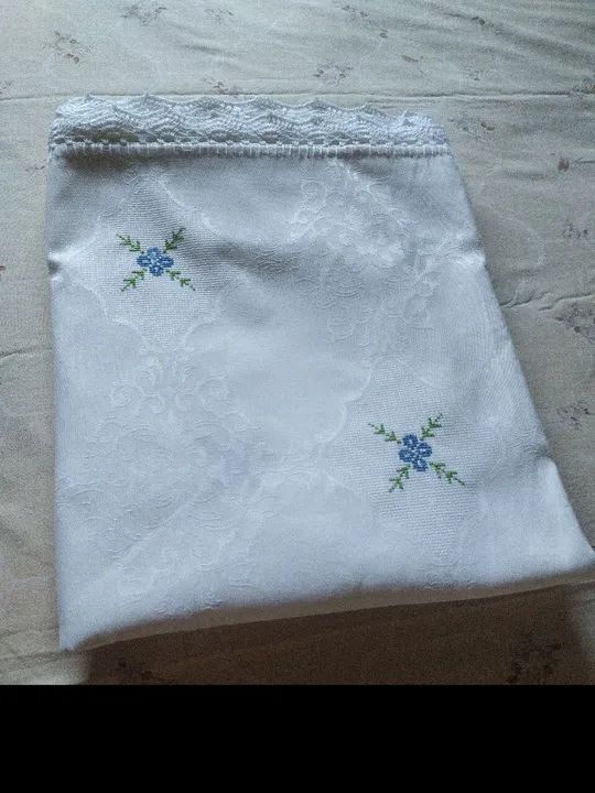 Toalha de mesa - Bordado à mão - Novo