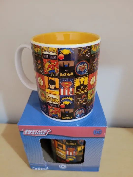 Canecas de cerâmica, com estampas de personagens 