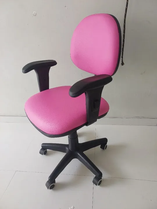 Cadeira giratória ideal pra manicure e design de sobrancelhas