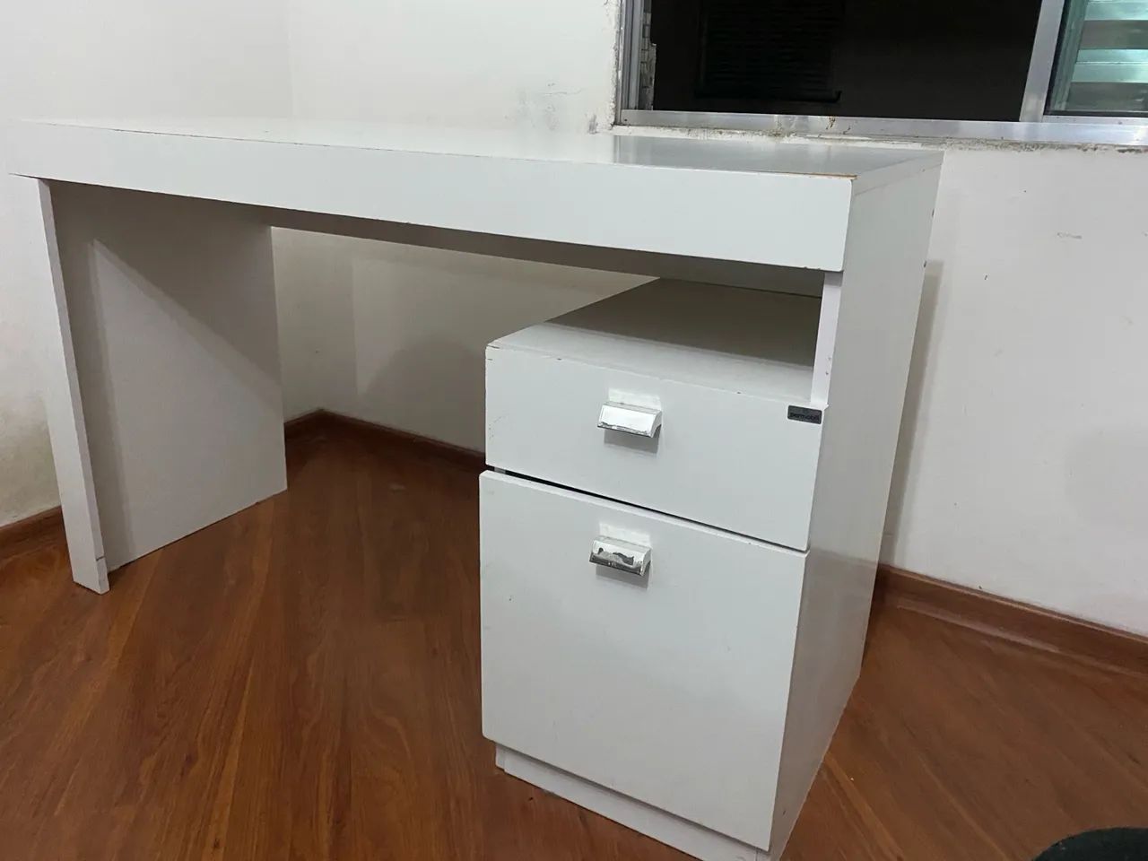 Escrivaninha branca com 1 gaveta e 1 porta - Foto 2