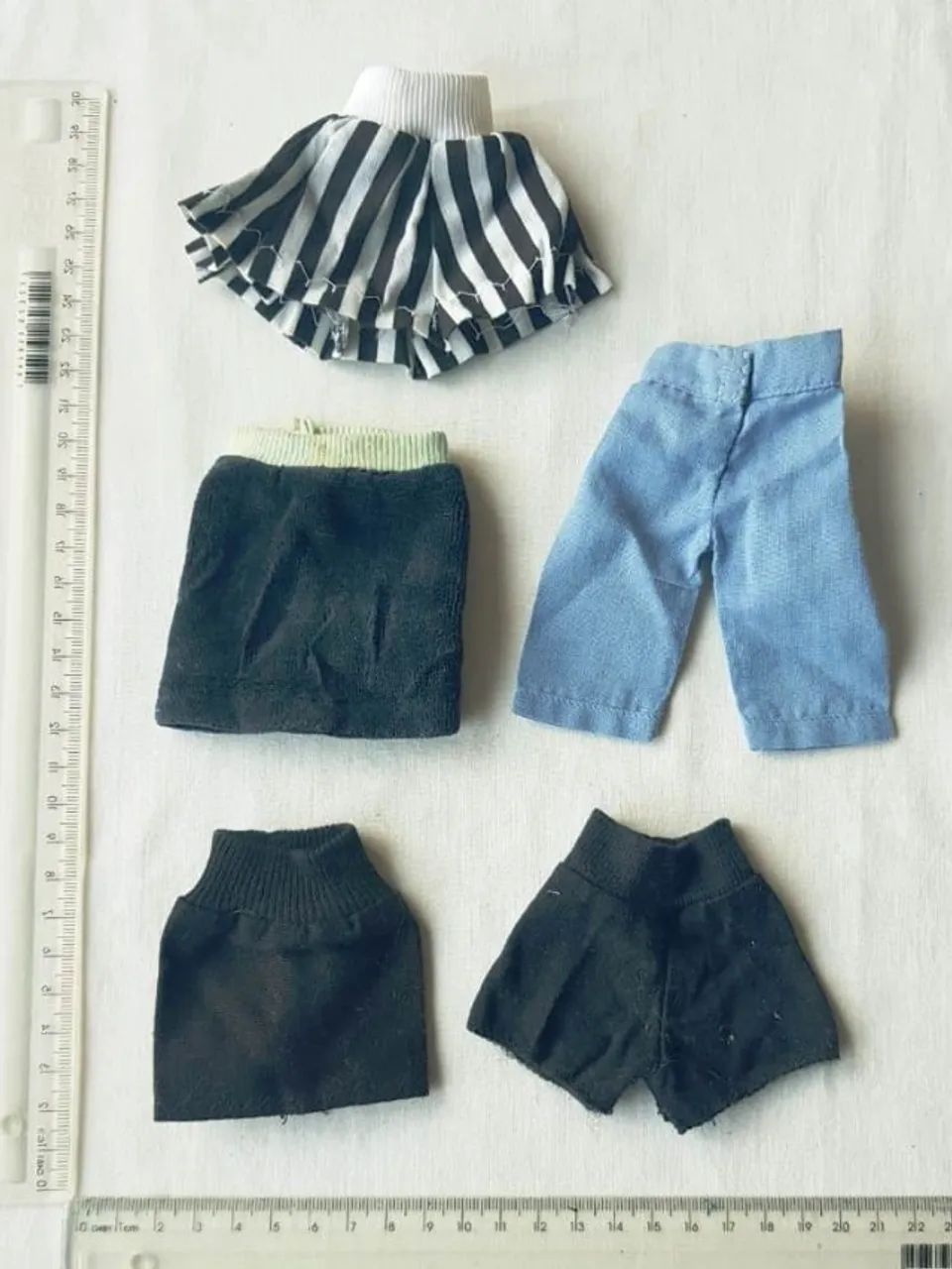 Brinquedos - Roupinhas de Bonecas (2 Bermudas e 3 Saias) - Anos 90  - Foto 2