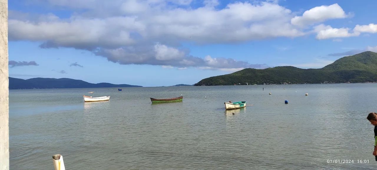   Enseada de Brito poucos passos da praia - Foto 3