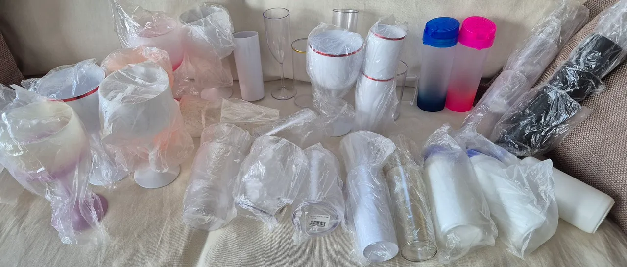 Conjunto de Copos taças e Garrafas em acrílico