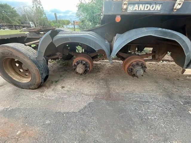 VENDO 3 EIXOS DE CARRETA À DISCO RANDON COMPLETOS COM MOLAS, RODAS E 2 SUSPENSORES - Foto 4