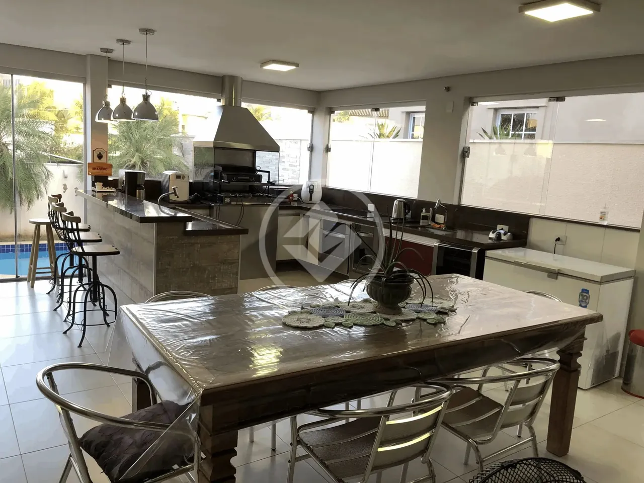 Sobrado com 3 suítes no piso superior, escritório, sala de estar, sala de TV, área gourmet