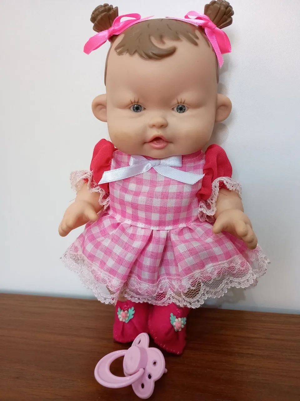 Boneca Bebê com Chupeta e Vestido Rosa - Foto 5