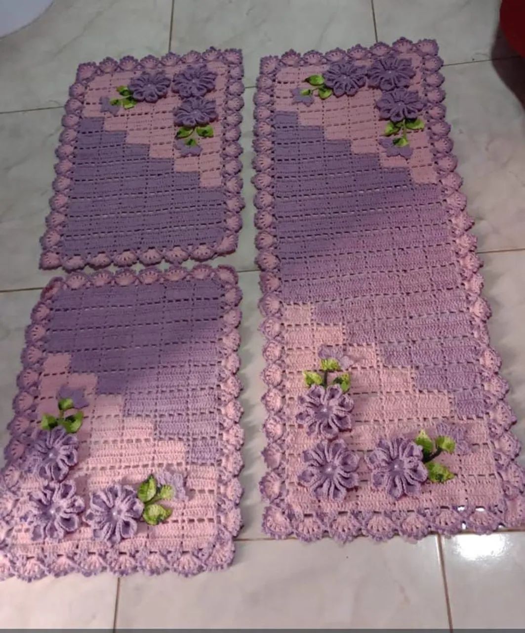 Jogo de tapete 3 peças  em crochê feito a mão 