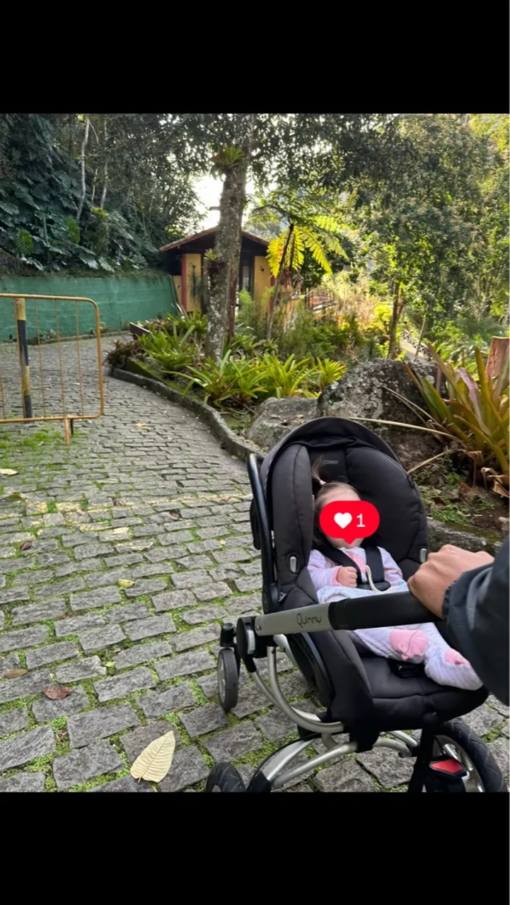 Carrinho de bebê base Quinny com bebê conforto com base para carro da maxicosi