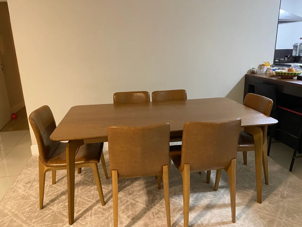 Mesa com 6 cadeiras estofadas em tecido 