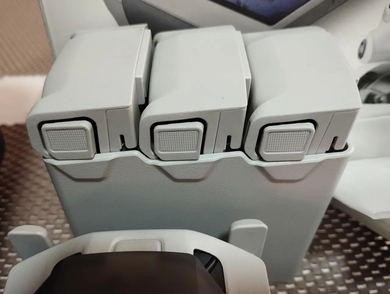 DJI Mini 4 Pro + Fly More Combo + Controle RC 2 - Foto 4