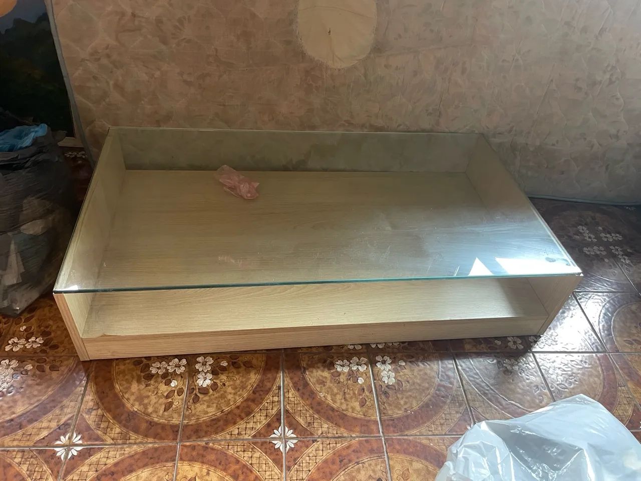 Mesa de centro em madeira com tampo de vidro - Foto 4