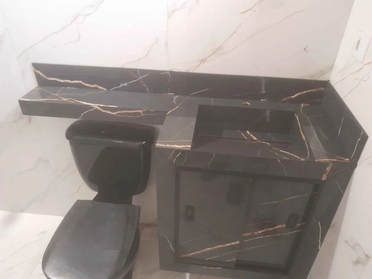 Pia de porcelanato com armario lavavel