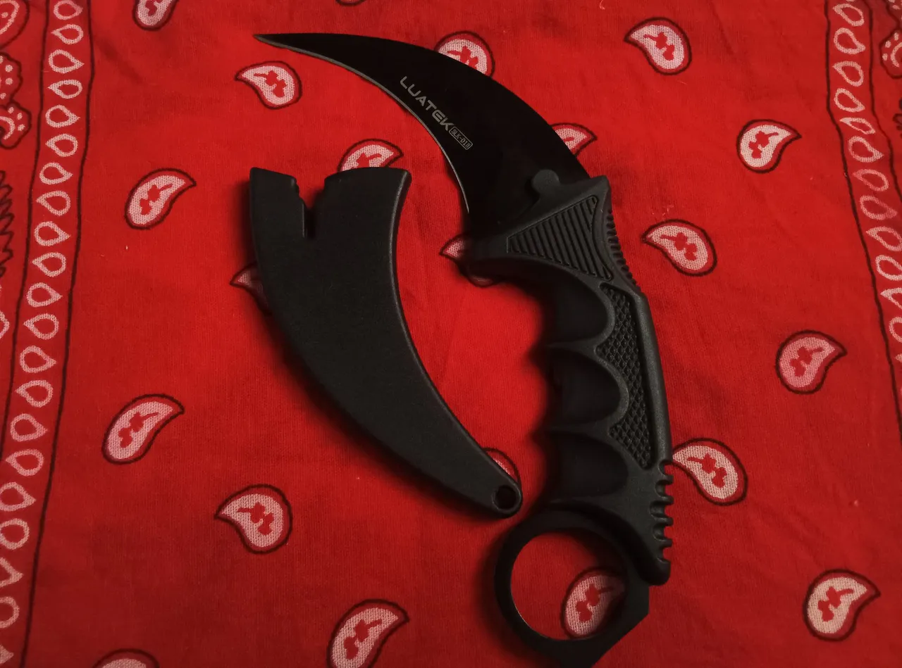 Faca karambit tática