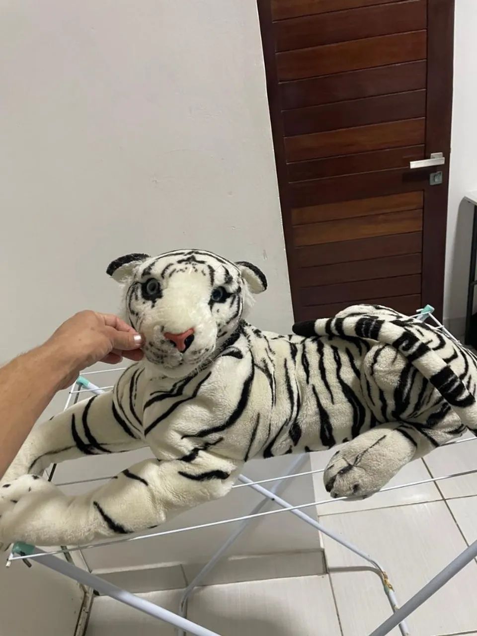 Pelúcia tigre usa pilha e rosna 