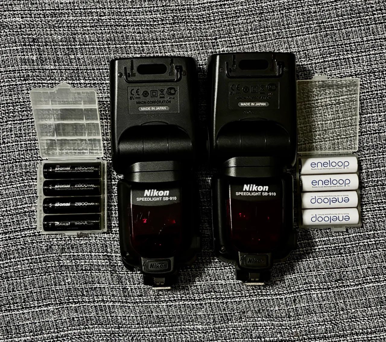 Vendo dois flash Nikon SB 910, acompanha um jogo de pilha recarregáveis, R$ 750,00 cada.