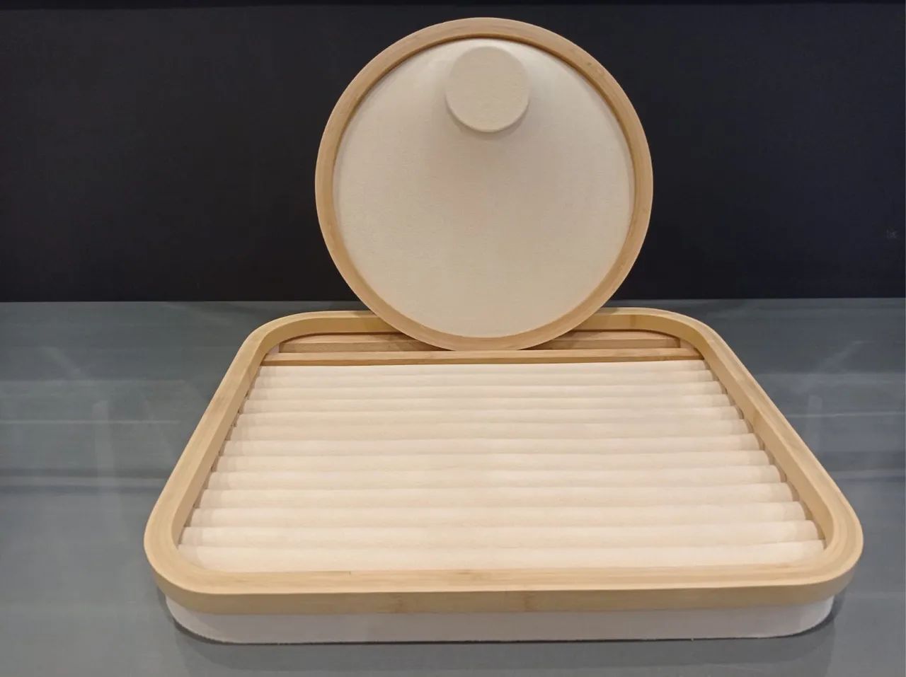 Expositor de anéis e colar suede bege