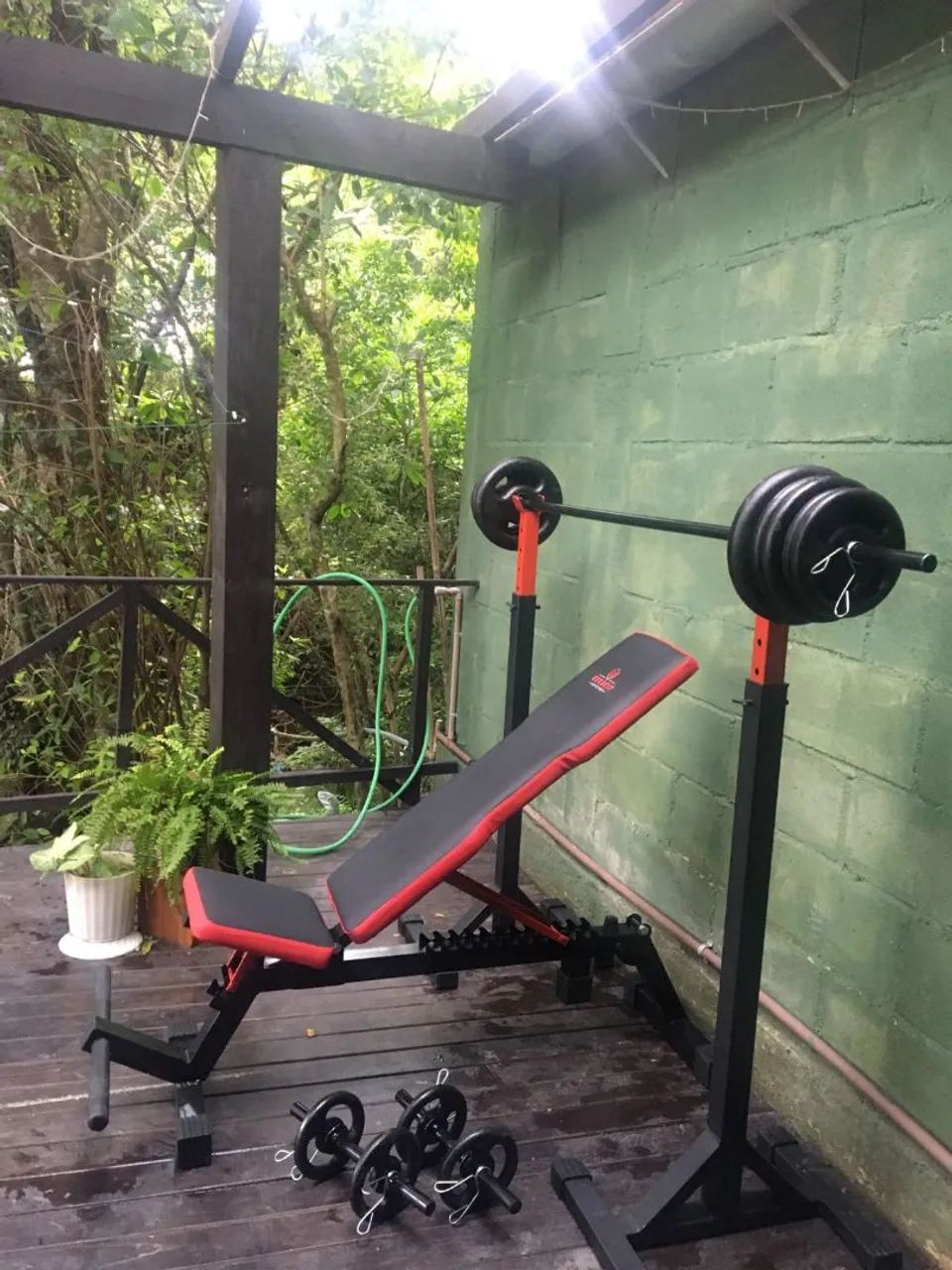 Banco de musculação com suporte para halteres