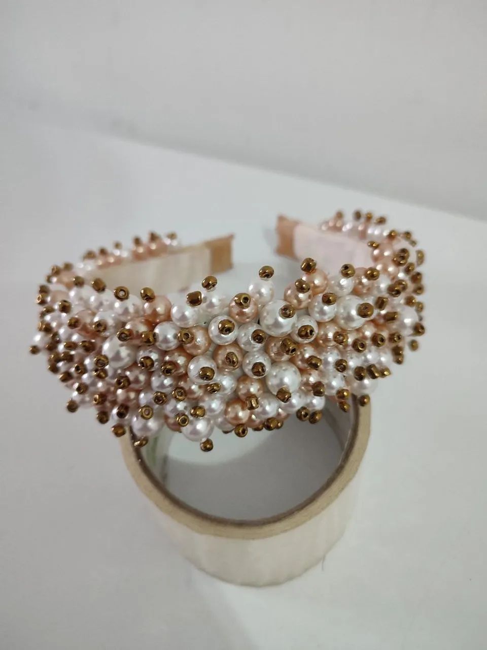 Tiara feminina branco com dourado  - Foto 2