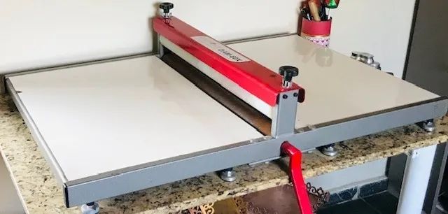 Mesa de corte e vinco, facas de corte e prensa