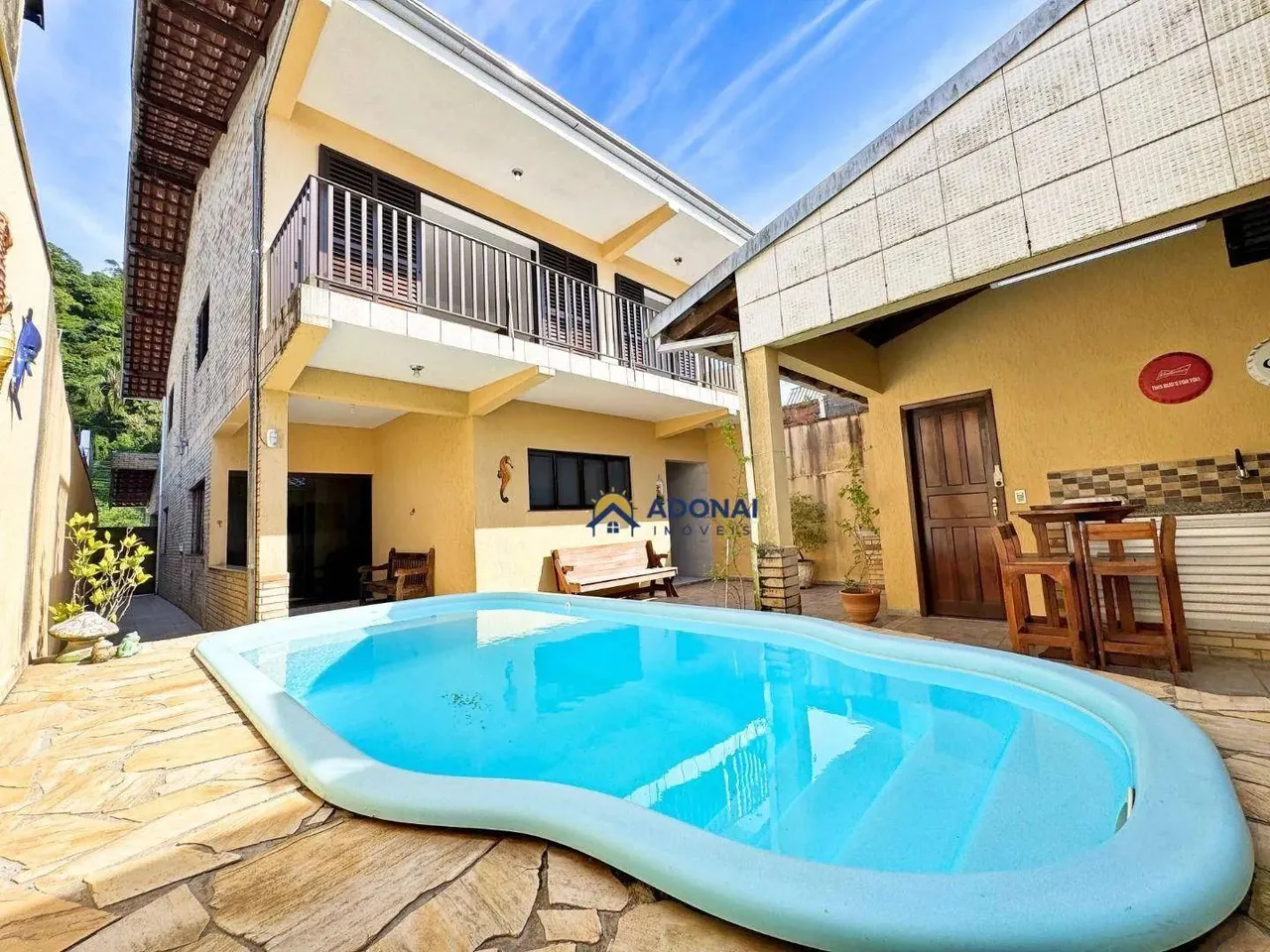 Você precisa ver essa CASA COM PISCINA no Centro de Guaratuba!