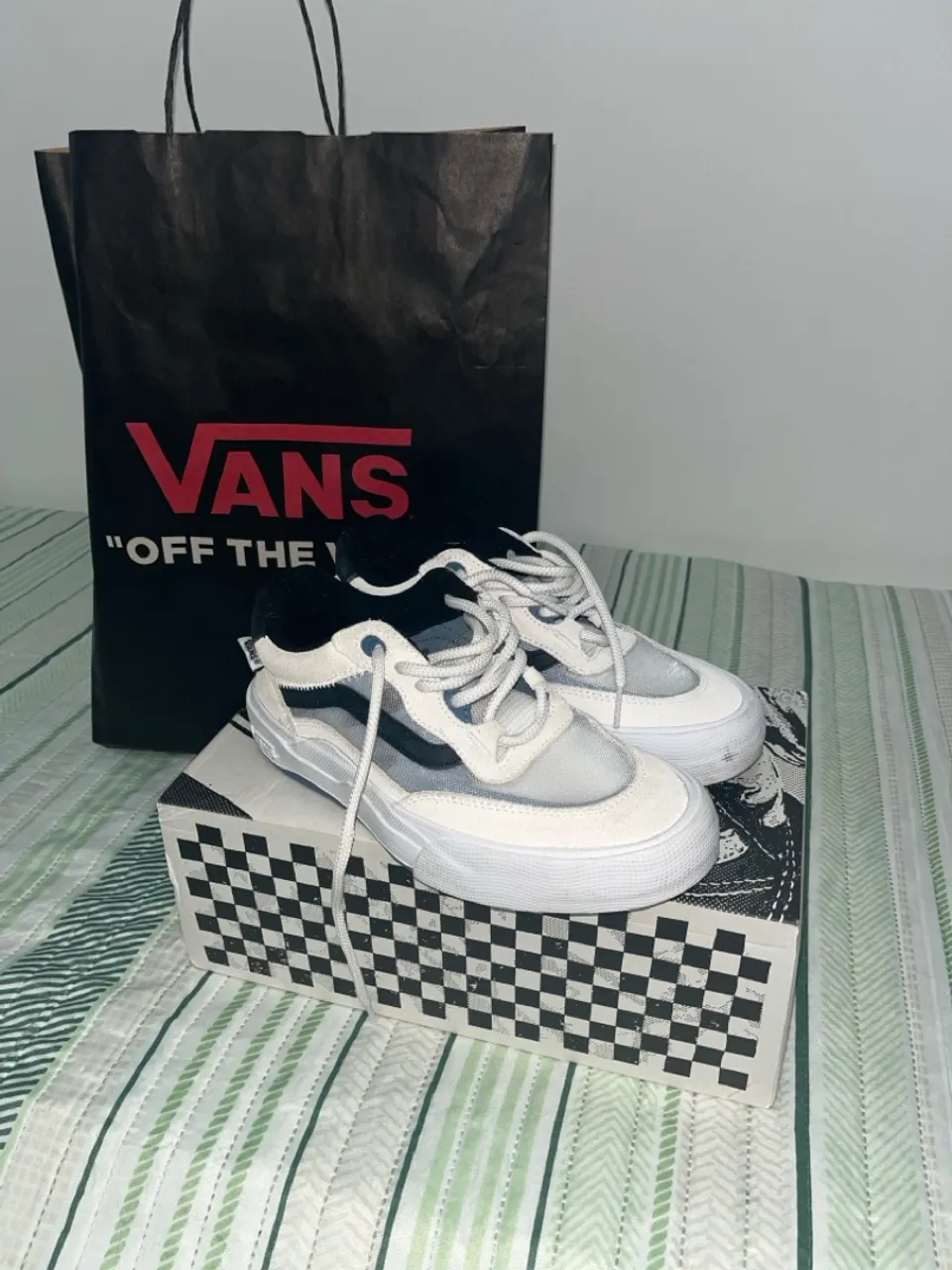 Tênis Vans Branco com Detalhes em Azul - Novo