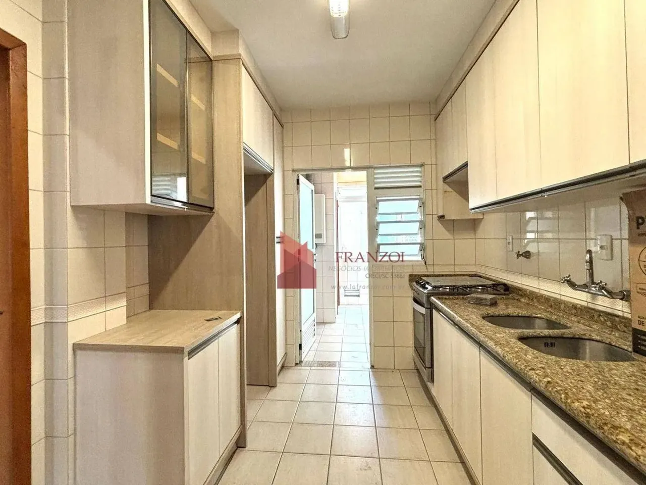 LOCAÇÃO: Apartamento com 3 Dormitórios sendo 1 Suíte - Centro - Itajaí/SC