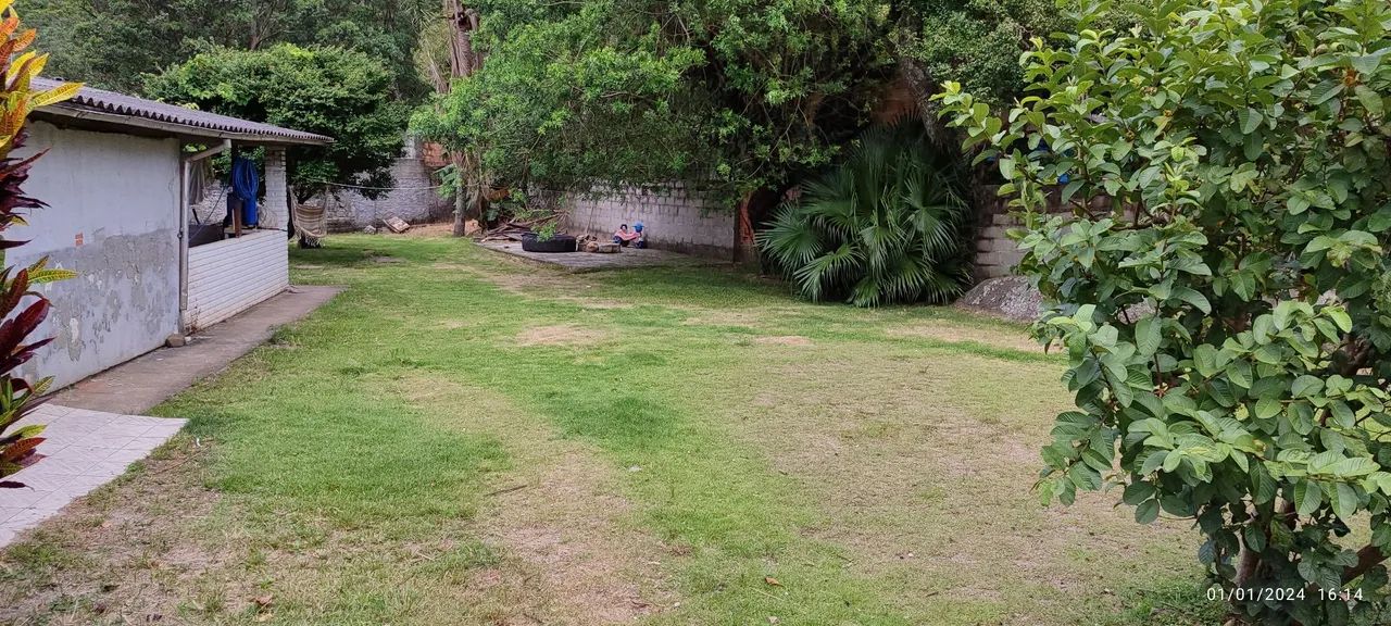   Enseada de Brito poucos passos da praia - Foto 2