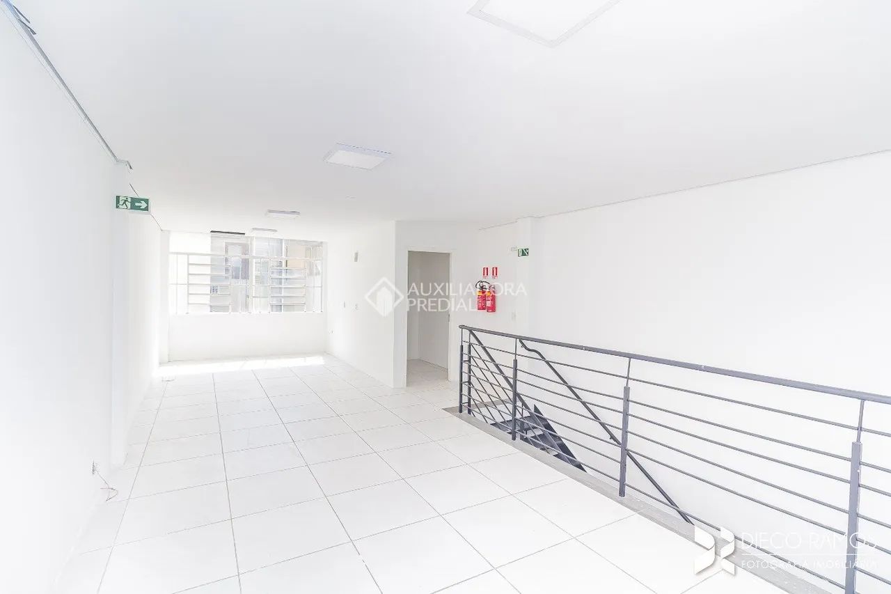 Loja Comercial Reformada para Locação - 2 Andares + Vitrine de Vidro - Foto 7