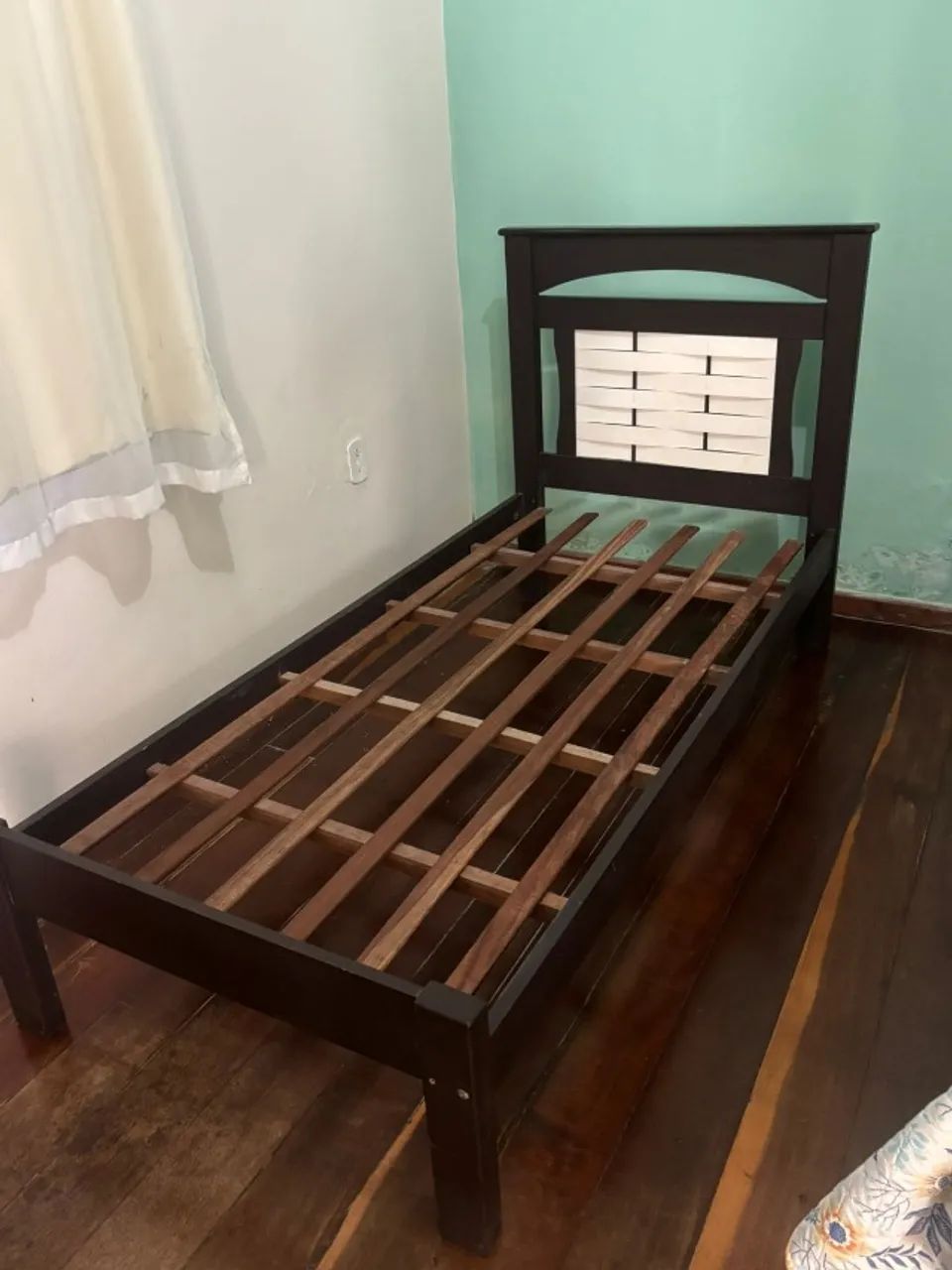 Vendo cama de solteiro madeira maciça e colchão - Foto 2