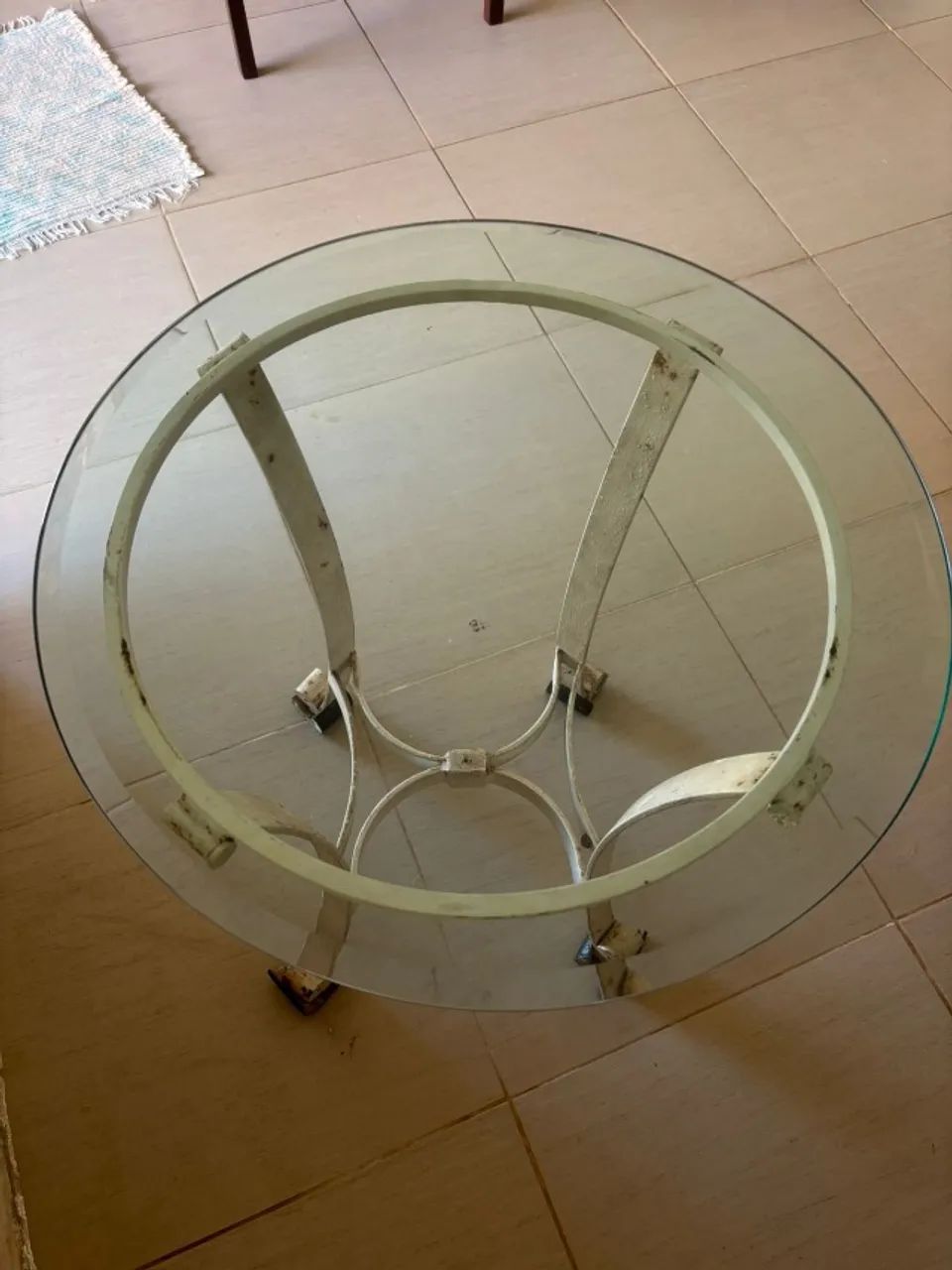 Vendo Mesa De Centro Com Tampo redondo de vidro e Pés Em ferro