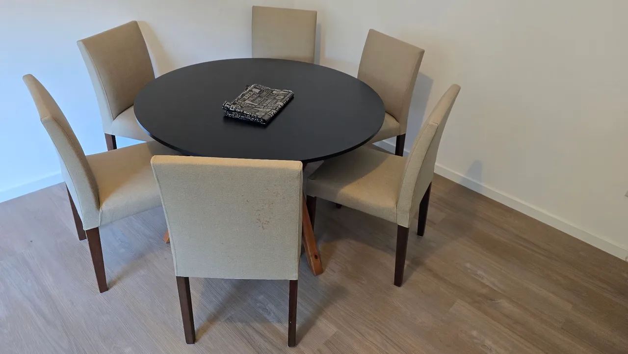 Mesame de Jantar redonda 6 lugares, madeira maciça 64374836935810123