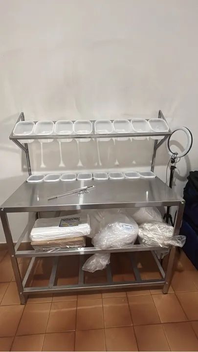 Mesa inox com condimentadoras