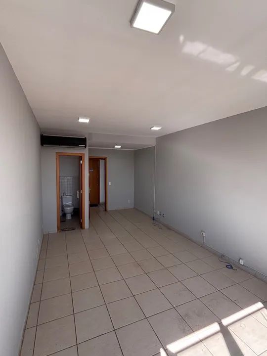 Aluga-se sala comercial 30 m2 Cidade empresarial Edifício Montreal Av. Rio Verde  - Foto 2