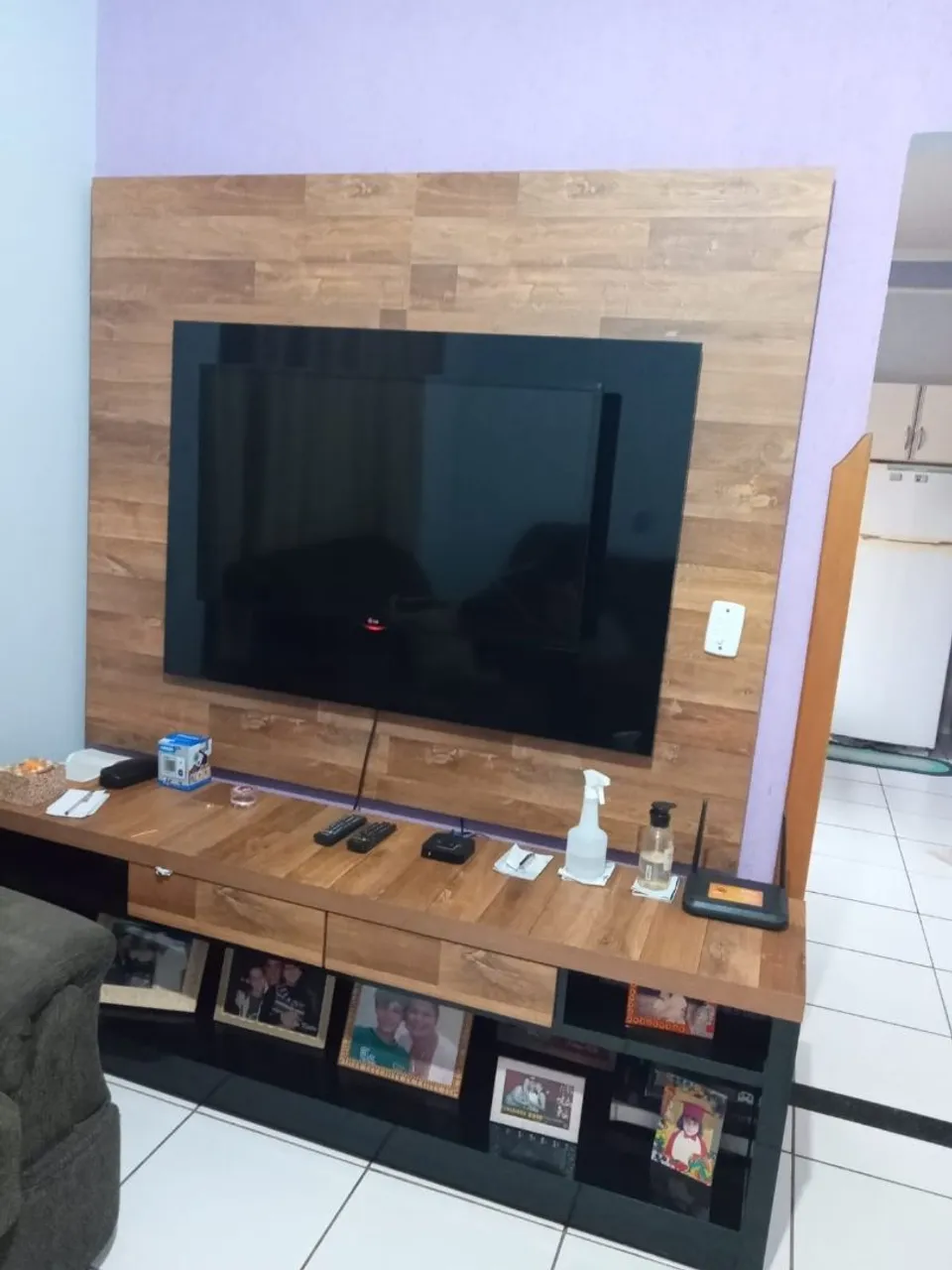 Painel de TV com Rack em Madeira e Design Moderno