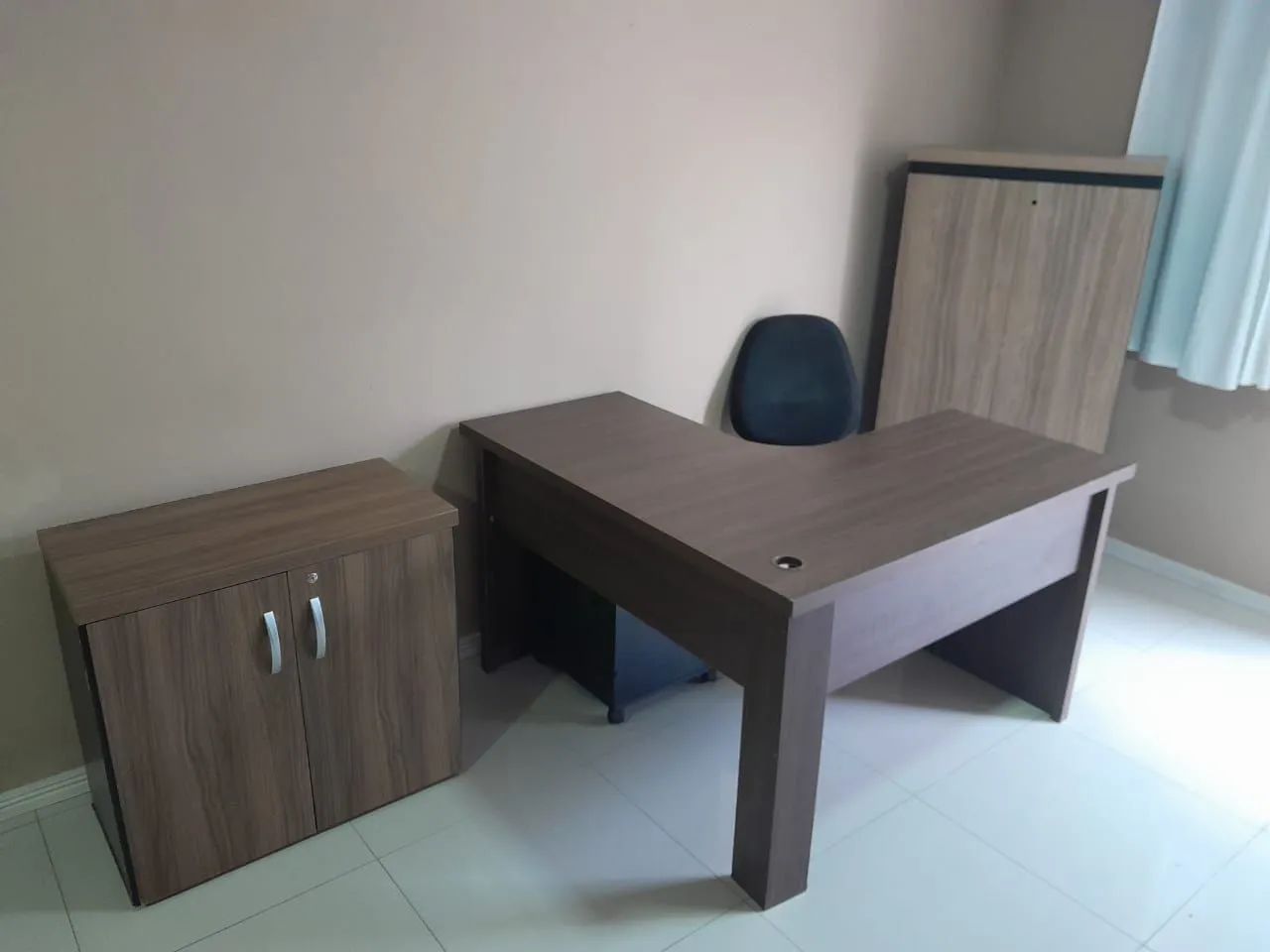 Conjunto de Mesa e Armário para Escritório