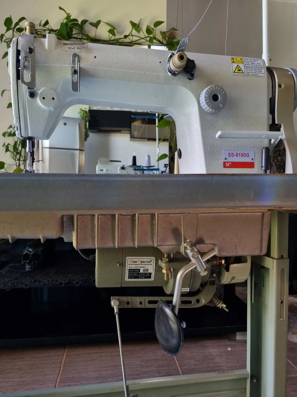 Máquina Reta industrial ponto cadeia Sun Special SS-8100G completa, ótimo estado