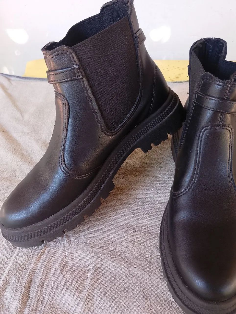 Botas de cano curto pretas com corrente dourada - Foto 3
