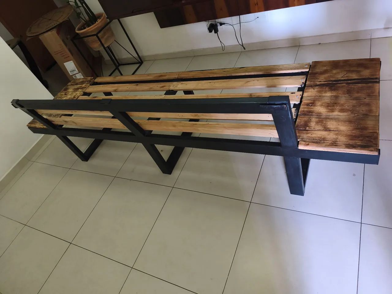 Sofá estrutura metálica 3 e 2 lugares com aparador lateral. - Foto 3
