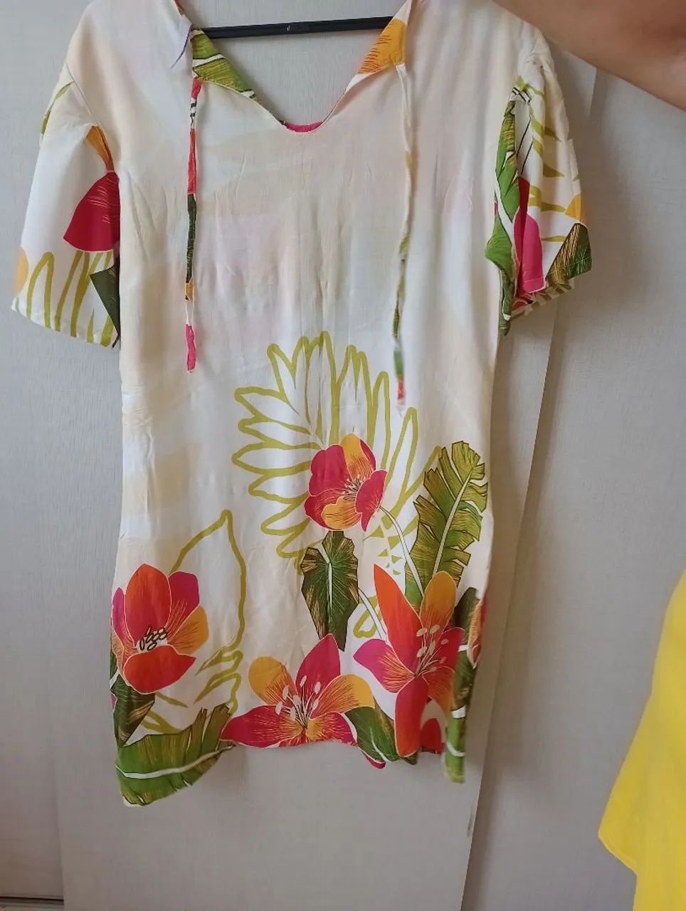 Vestido floral branco com mangas curtas - Foto 2