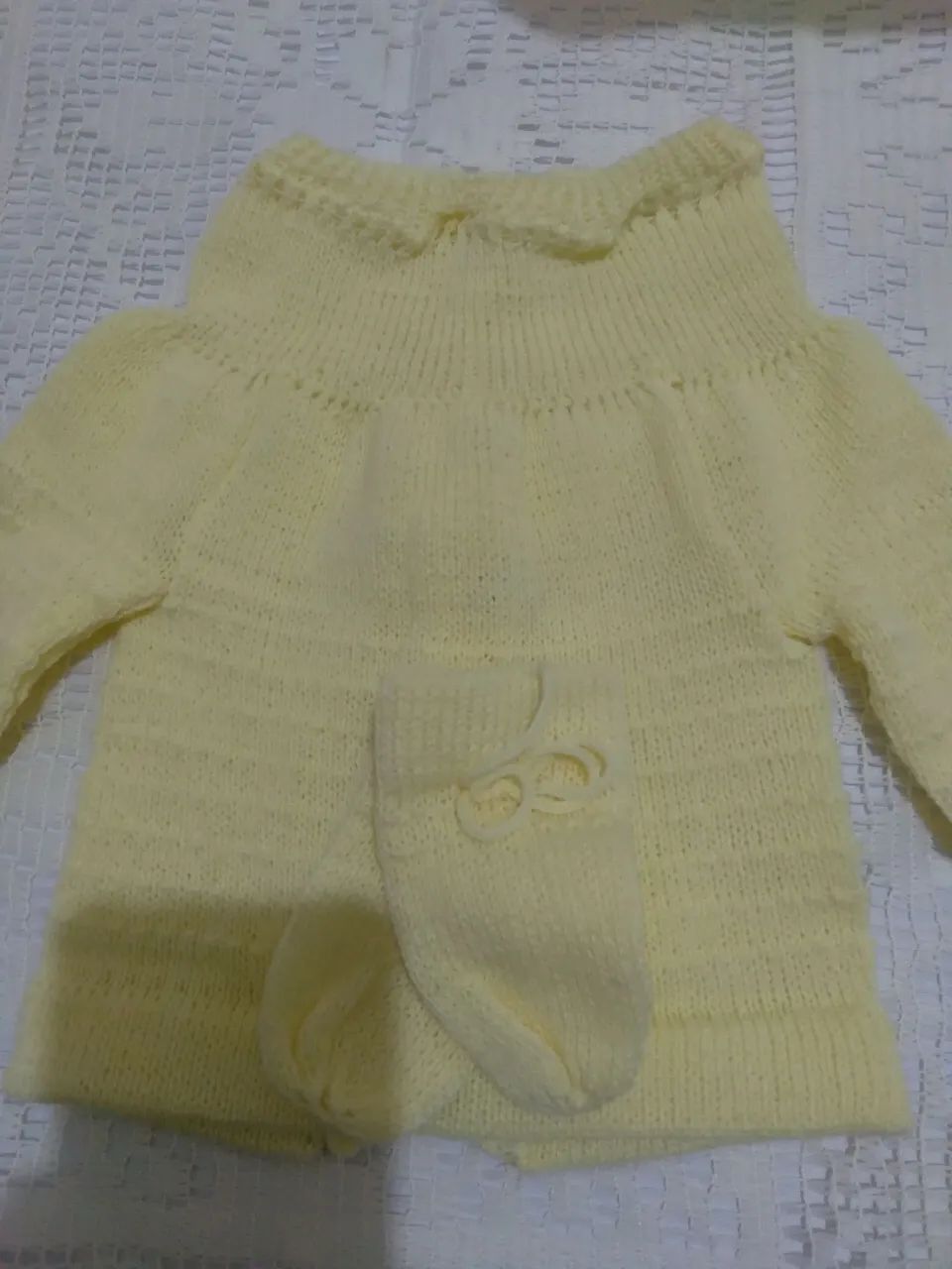 Casaquinho de lã amarelo com luvas